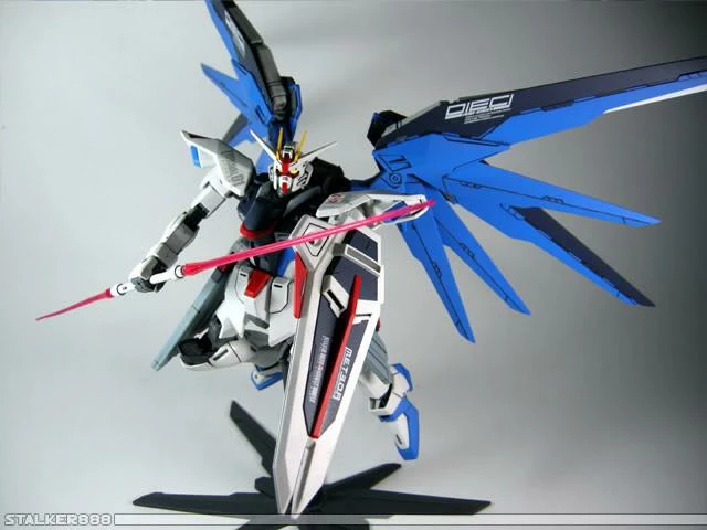 BANDAI Gundam ZGMF-X10A Freedom Gundam MG 1/100 Scale 6 BANDAI Gundam ZGMF-X10A Freedom Gundam MG 1/100 Scale - Image 4