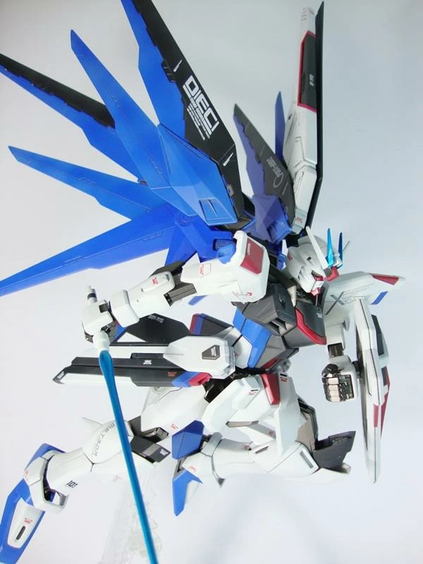BANDAI Gundam ZGMF-X10A Freedom Gundam MG 1/100 Scale 5 BANDAI Gundam ZGMF-X10A Freedom Gundam MG 1/100 Scale - Image 3