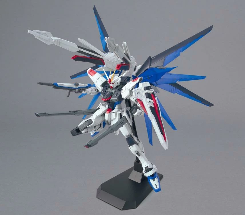 Bandai MG 1/100 Freedom Gundam (Ver 2.0) 10 Bandai MG 1/100 Freedom Gundam (Ver 2.0) - Image 8